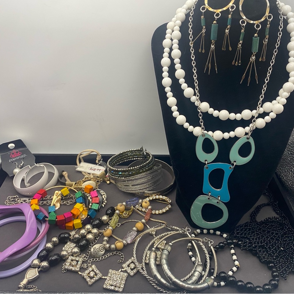 20+ piece mixed Jewlery lot!!